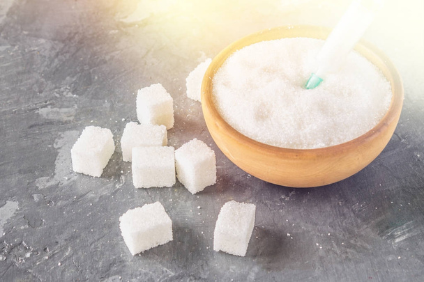 Zucker in einer Spritze. konzeptionelle Darstellung der Abhängigkeit vom Süßen. Zucker ist eine Droge. Injektion von Süßigkeiten. - Foto, Bild