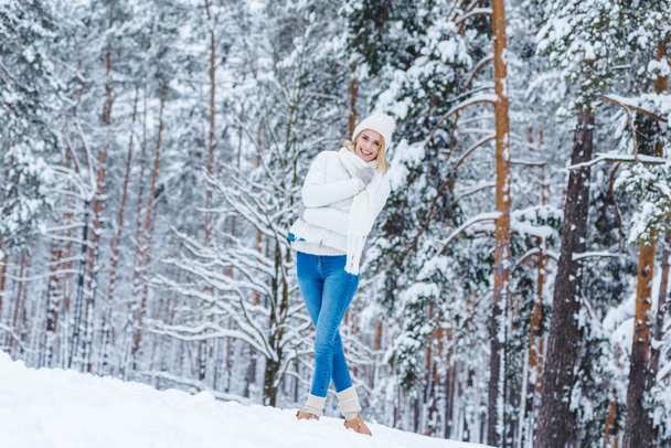 hermosa mujer joven caminando en el bosque de invierno
 - Foto, Imagen