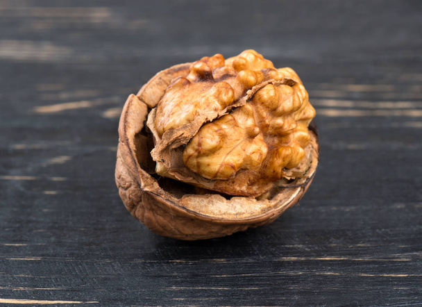 vlašské ořechy na stůl - Fotografie, Obrázek