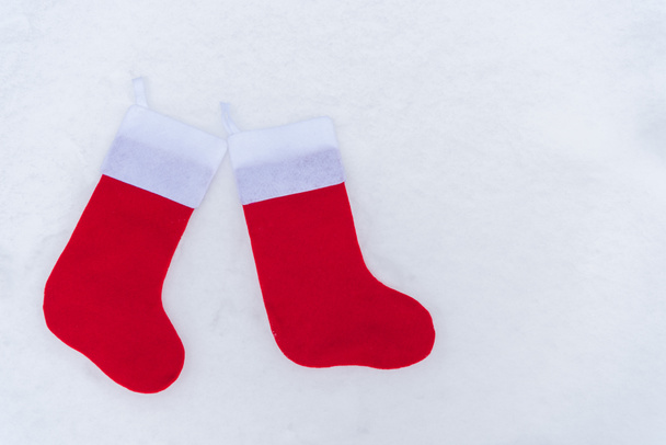 beyaz izole kırmızı Noel çorap görmek  - Fotoğraf, Görsel