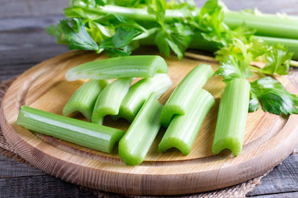 Čerstvý celer pramení na dřevěném prkénku - Fotografie, Obrázek