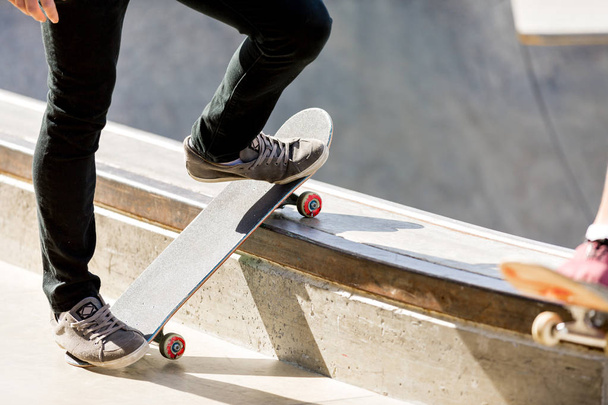 Teenage boy skateboarding outdoors - Zdjęcie, obraz