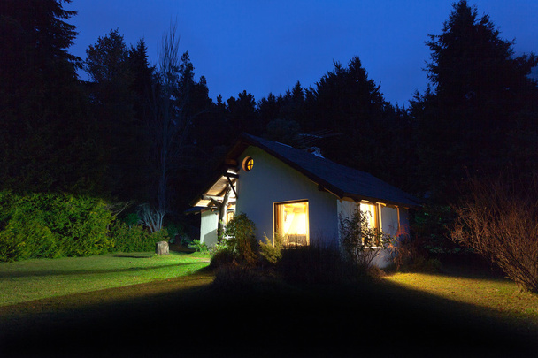 Будинок зі світлом вночі
 - Фото, зображення