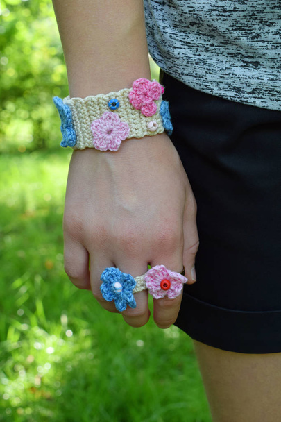 Ganchillo tus propias joyas. Pulsera y anillo rosa y azul en chica joven. Paso 3 - productos terminados. Proyecto DIY. Pequeña empresa. Ingresos por hobby
 - Foto, imagen