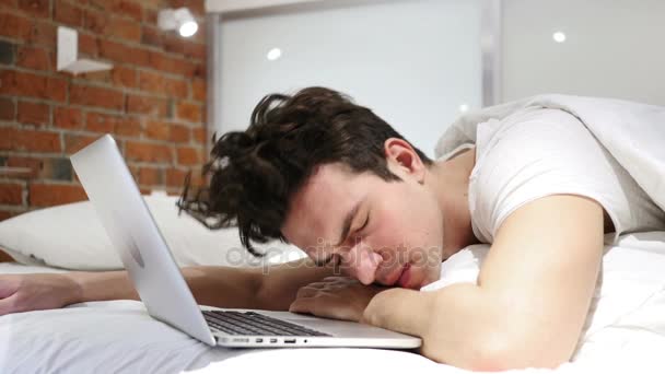 Člověk probouzející se ze spánku a začne pracovat na notebooku - Záběry, video