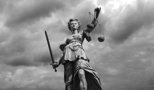 Preto e branco Estátua da justiça deusa (Justitia) com nublado
 - Foto, Imagem
