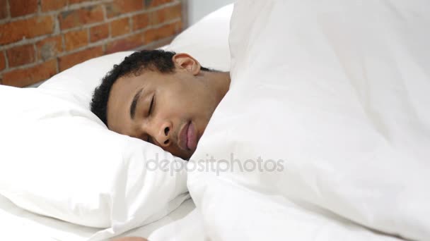 Africano homem dormindo em lado na cama à noite
 - Filmagem, Vídeo