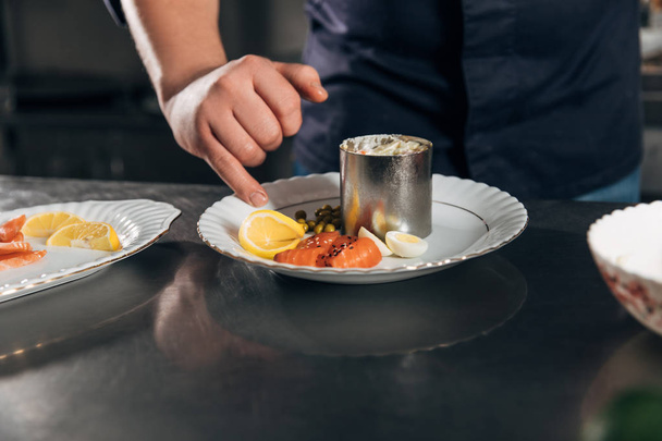 обрізаний знімок шеф-кухаря готує салат в ресторані
 - Фото, зображення