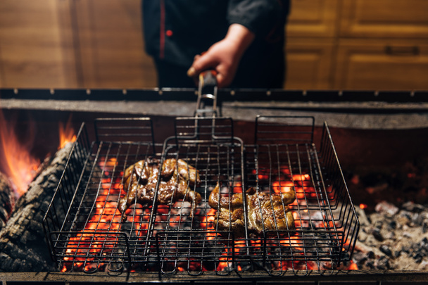 levágott lövés a szakács főzés hús a láng grill bár - Fotó, kép