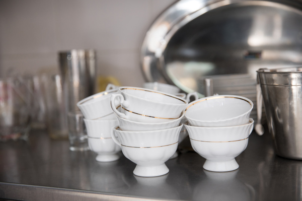 zbliżenie o skumulowanym czyste naczynia w restauracji - Zdjęcie, obraz