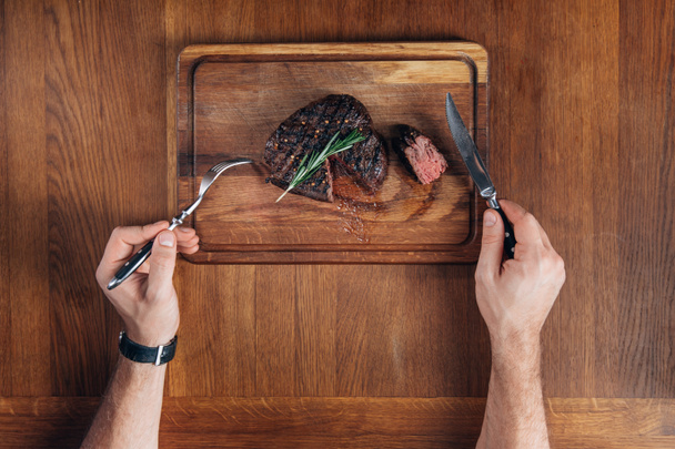 steak grillé moyen rare sur planche de bois
 - Photo, image