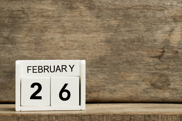 White block calendar present date 26 and month February on wood background - Foto, imagen
