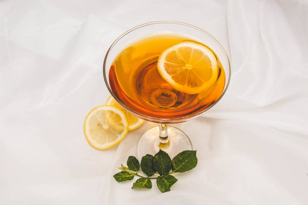 alcohol with a lemon - Фото, зображення