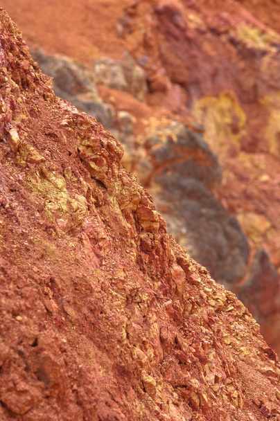 Bauxite miniera bauxite grezza sulla superficie
 - Foto, immagini