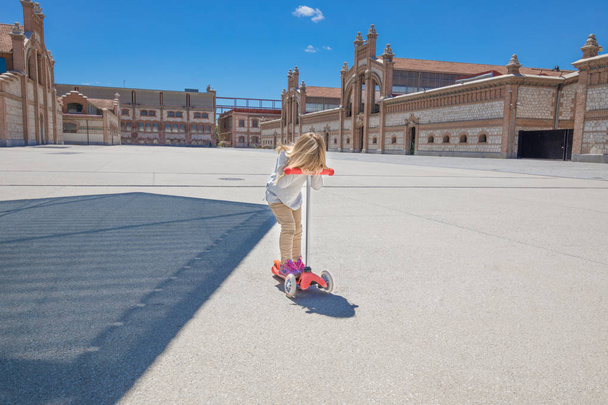 小さな子供、handleba で頭を支えるスケートに乗って - 写真・画像