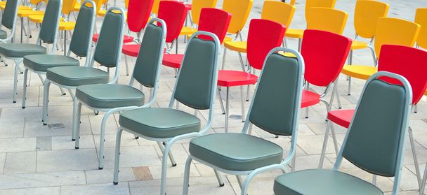 Різнокольорові стільці
 - Фото, зображення