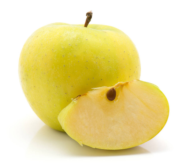 Una mela (varietà Smeralda) con una fetta succosa isolata su fondo bianco
 - Foto, immagini