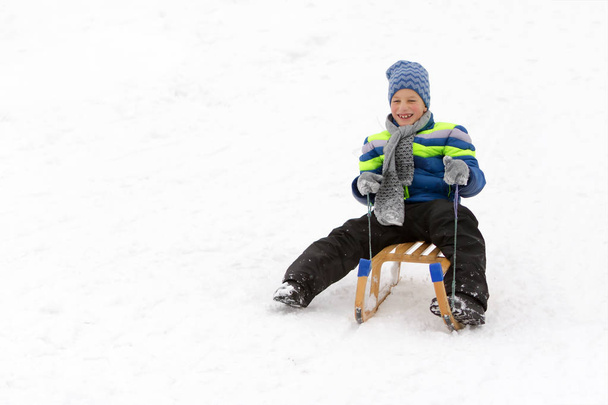 雪のそりで滑りの子供. - 写真・画像