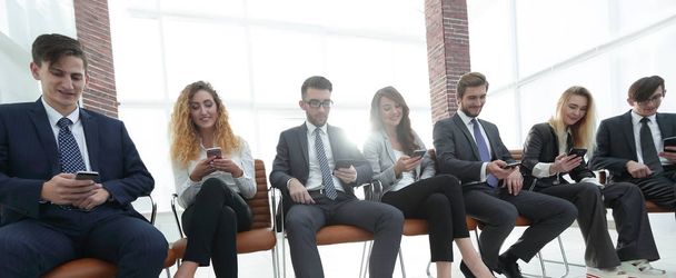 employees using smartphones in the office. - Foto, Bild