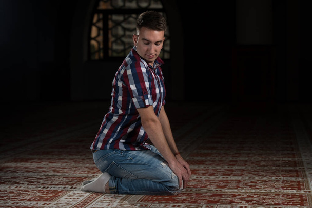 Young Muslim Guy Praying - Fotoğraf, Görsel