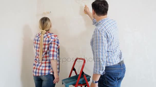 4k кадри щасливої молодої пари живопис стіни в їхньому новому будинку
 - Кадри, відео