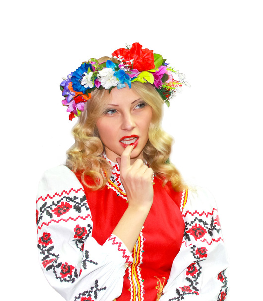 Menina bonita no traje nacional ucraniano em umas costas brancas
 - Foto, Imagem
