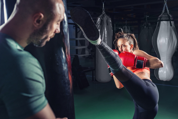 Femme en boxe avec son instructeur masculin
 - Photo, image