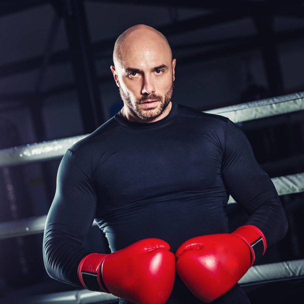 Adam boks eğitim içinde belgili tanımlık çalmak  - Fotoğraf, Görsel