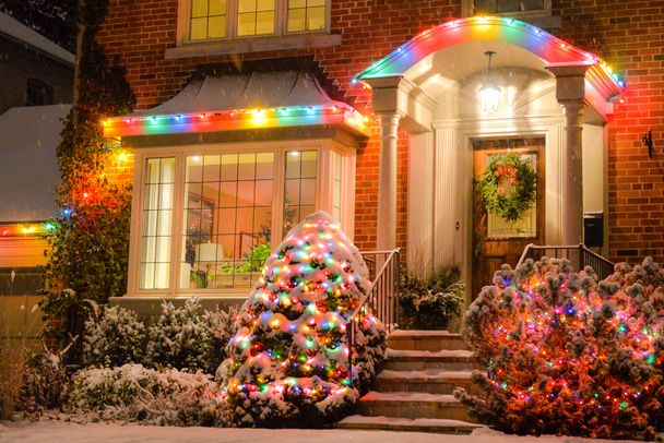 Casa decorada con luces para Navidad - Foto, imagen