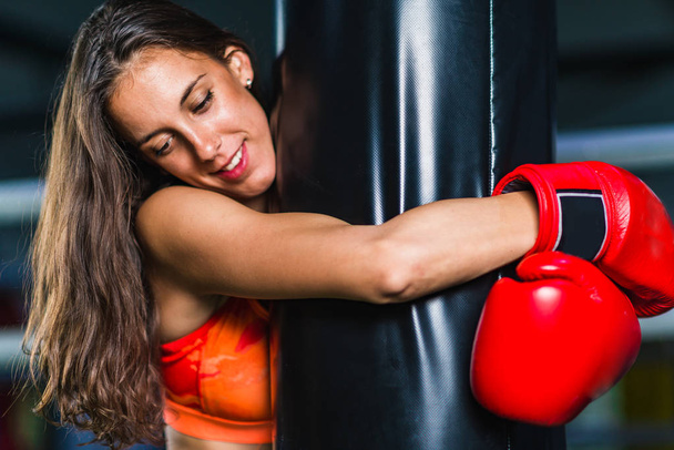 Femme en entraînement de boxe avec sac de boxe
 - Photo, image