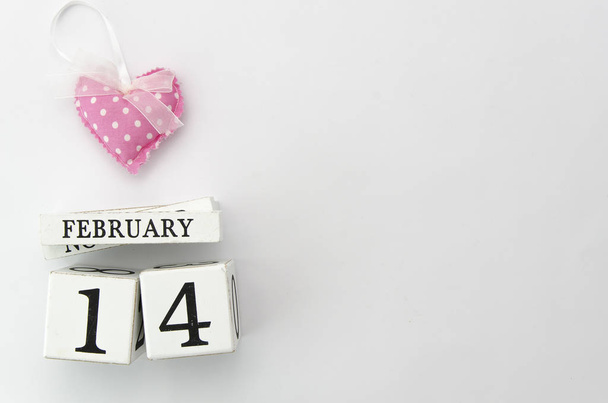 14 Φεβρουαρίου ξύλο ημερολόγιο με ροζ καρδιά με κορυφαία mockup κάρτα ημέρα του Αγίου Βαλεντίνου. Επίπεδη θέσει. Χώρο αντίγραφο - Φωτογραφία, εικόνα