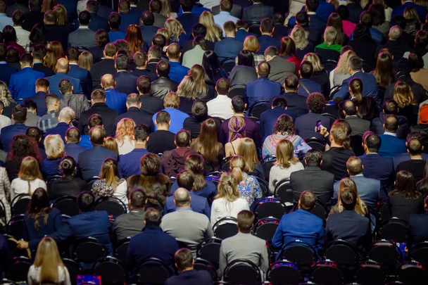 La gente asiste a conferencias de negocios en la sala de congresos
 - Foto, imagen