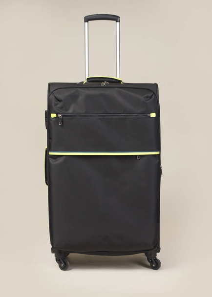 Sac à valise trolley noir isolé sur fond beige
 - Photo, image