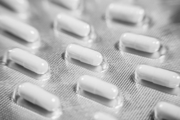 Ліки таблетки в упаковках таблеток в блістерних капсулах і таблетках, упакованих в пухирі
 - Фото, зображення