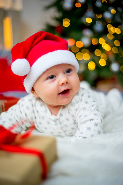 Baby in a christmas hat - Foto, Imagem