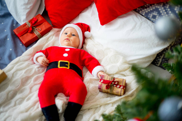 Baby mit Weihnachtsmütze - Foto, Bild