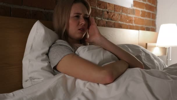 Bolest hlavy, nervózní žena se stresem, relaxační v posteli - Záběry, video