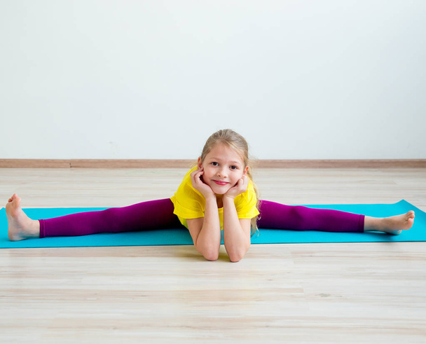 Girl doing exercises - Foto, imagen
