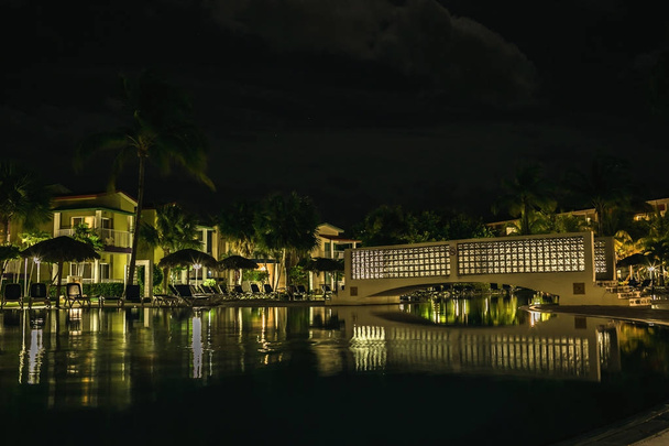 CUBA, VARADERO - 4 MAYO 2017: territorio del hotel "Iberostar Tainos" por la noche
 - Foto, Imagen
