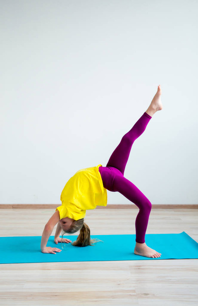 Girl doing exercises - Foto, afbeelding