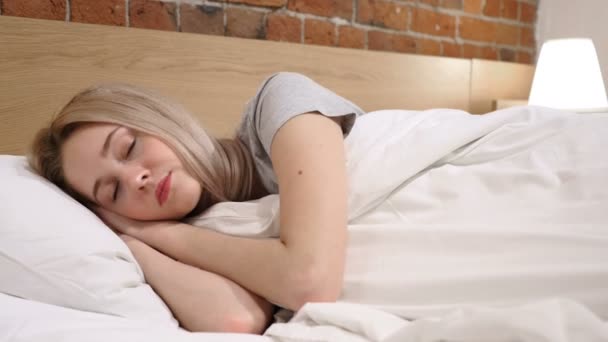 Zdenerwowany kobieta leżąc w łóżku po stronie w nocy - Materiał filmowy, wideo