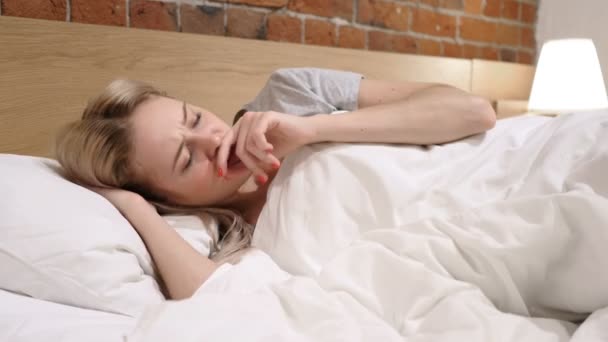 Кашель Хвора жінка лежить в ліжку на боці, кашель
 - Кадри, відео