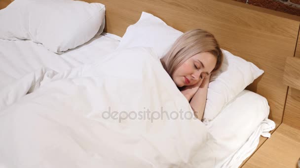 Γυναίκα ύπνο στο κρεβάτι τη νύχτα στην πλευρά, το Top View - Πλάνα, βίντεο