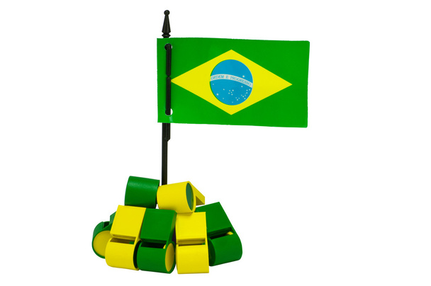 Bandera brasileña con algunos silbatos
 - Foto, Imagen