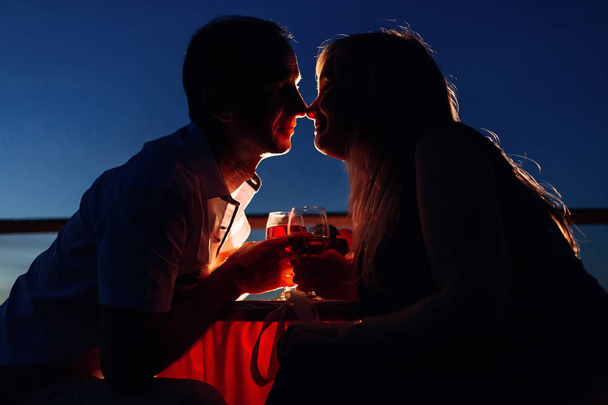 εραστές απολαύσετε ένα το άλλο για μια ρομαντική ημερομηνία και ποτό κρασί - Φωτογραφία, εικόνα