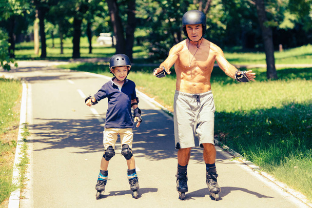 Viikonlopun aktiviteetit, isoisä ja pojanpoika rullaluistelu
 - Valokuva, kuva