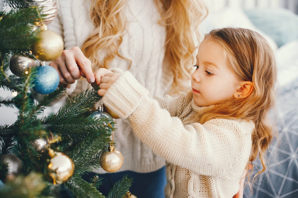 mother and daughter decorating the tree - Fotoğraf, Görsel