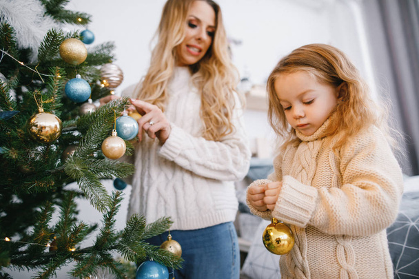 mother and daughter decorating the tree - Foto, Imagem