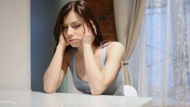 Εντάσεις και απογοήτευση, λυπημένη γυναίκα με άγχος και τον πονοκέφαλο - Πλάνα, βίντεο