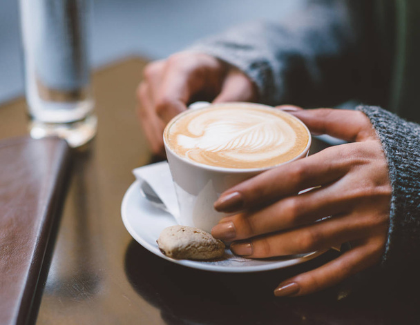 крупним планом жінка руки проведення кава в Кубок - Фото, зображення